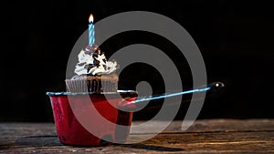 Schwarzwald Geburtstag Hintergrund GruÃÅ¸karte Postkarte - SchwarzwÃÂ¤lder Kirschtorten Cupcake / Muffin mit Kerze, auf altem retro photo